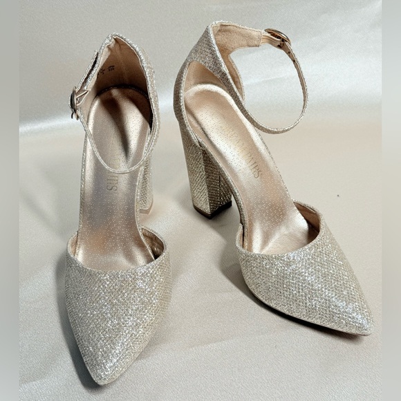 Tacones Dorados con Brillo | Size 5.5 | Elegantes y como Nuevos - Picture 1 of 4